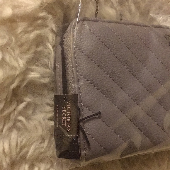Victoria’s Secret Wallet Gray Grey Pebbled V Quilt Zip Wallet NWT New - Picture 7 of 9